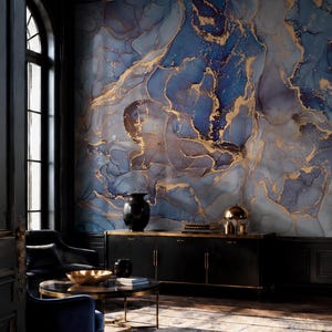 Op de afbeelding: Een grote muurschildering met een abstract alcoholinktontwerp met wervelende tinten diepblauw, lichtblauw en grijs, geaccentueerd door opvallende metallic gouden aders. De muurschildering bedekt de gehele muur achter een zwart dressoir.