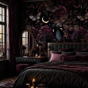 Könnte beinhalten: Ein Schlafzimmer mit dunkler Blumentapete, verziert mit Schmetterlingen und Mondsicheln. Das Bett hat ein schwarzes Kopfteil, dunkle Bettwäsche und eine dunkelviolette Tagesdecke. Ein Schminktisch mit ovalem Spiegel, Nachttisch und Kerzen.
