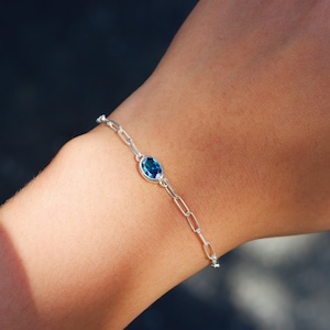 Bracciale in argento con topazio blu, catena a graffetta, delicati gioielli primaverili, Bali fatto a mano, pietra portafortuna di dicembre, regalo speciale per lei e la mamma