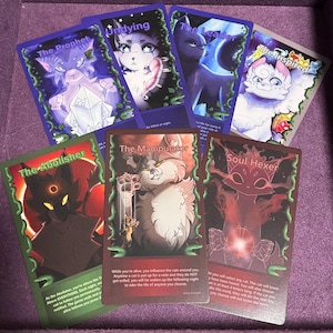 Könnte beinhalten: Eine Sammlung von Fantasy-Sammelkarten mit anthropomorphen Katzen. Jede Karte hat eine einzigartige Illustration und einen Titel, wie "The Prophet" und "The Manipulator". Die Karten liegen auf einem violetten Hintergrund.