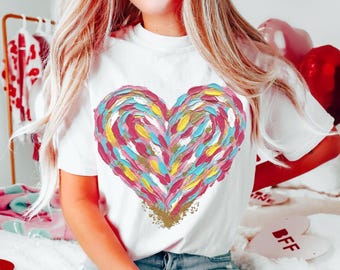 Camiseta colorida com corações pintados à mão para o Dia dos Namorados, camiseta gráfica colorida para presentear no Dia dos Namorados, roupa moderna para o Dia dos Namorados para mulheres, homens e casais.