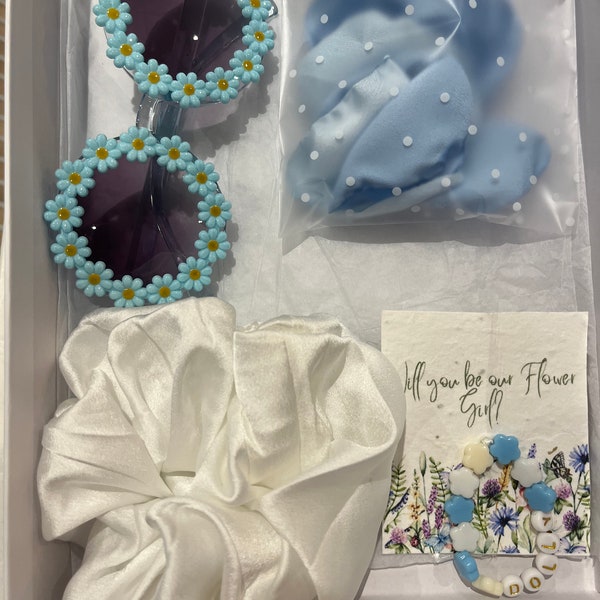 Cadeau de boîte de proposition de demoiselle d'honneur personnalisée bleu pâle Soyez nos pétales de boîte de demoiselle d'honneur, bracelet avec nom d'enfant, lunettes de soleil, papier de graines de chouchou