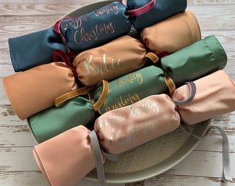 Galletas navideñas de tela personalizadas: galletas reutilizables hechas con servilletas de satén, decoraciones de mesa ecológicas y sostenibles.