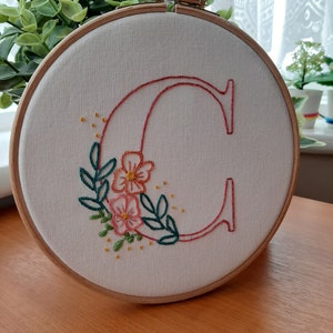 Patrón de bordado a mano con monograma en formato PDF descargable, letra floral inicial, decoración de pared para guardería, regalo para baby shower, regalo hecho a mano cosido a mano