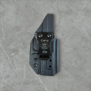 K&ouml;nnte beinhalten: Eine schwarze Holster mit einem Clip, mit dem Text "Carry" und "Gayle Force Tactical". Das Holster ist f&uuml;r eine Schusswaffe konzipiert. Auf dem Clip steht das Wort "On".