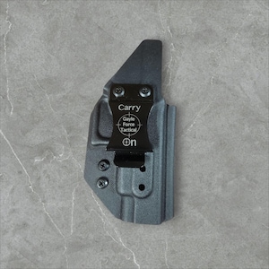 K&ouml;nnte beinhalten: Eine schwarze Polymerholster mit Metallclip. Der Clip tr&auml;gt die Aufschrift "Carry", "Gayle Force Tactical" und das Wort "On". Konzipiert f&uuml;r das Tragen am K&ouml;rper, ist es ein praktisches Zubeh&ouml;r.
