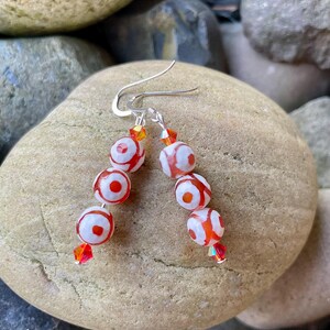 Orange und weiße Tibet Achat Perlen Edelstein Ohrringe, OOAK Kristall und Achat Ohrringe, handgemachte Achat Ohrringe.