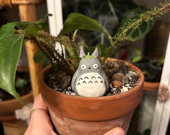 Miniature Totoro en argile de Vivid | Studio Ghibli | Compagnon végétal