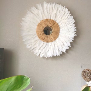 Jujuhat white feathers and natural raffia