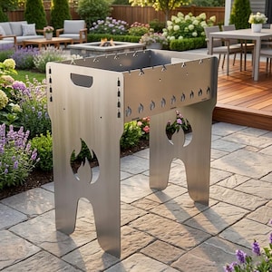 Può includere: Una tazza di ceramica bianca con manico nero e la scritta "But First, Coffee" in stile scritto a mano. La tazza è su una superficie bianca. La tazza è alta 10 cm.