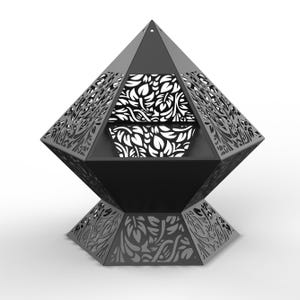 Puede incluir: Un brasero geométrico de metal negro con intrincados recortes con forma de hojas. El brasero tiene un diseño multifacético, con un compartimento central y una base. El interior revela un patrón de hojas blancas. Una pieza decorativa para exteriores.