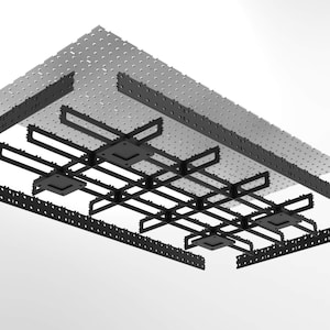 Puede incluir: Un sistema de rejilla para techo rectangular que presenta una base de panel de metal perforado plateado con una estructura de marco de metal negro. El marco negro consta de barras que se cruzan y placas de montaje cuadradas.