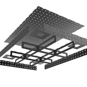 Peut inclure: Un kit de construction modulaire noir comprenant une grande plaque de base carrée perforée, plusieurs composants de cadre rectangulaires et de longues bandes fines avec des trous circulaires, conçus pour former une structure.