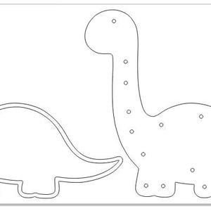 K&ouml;nnte beinhalten: Vier Schwarz-Wei&szlig;-Zeichnungen von Dinosauriern. Die Dinosaurier sind alle nach rechts ausgerichtet. Die Dinosaurier haben lange H&auml;lse und Schw&auml;nze. Der Dinosaurier in der Mitte hat Flecken auf seinem K&ouml;rper.