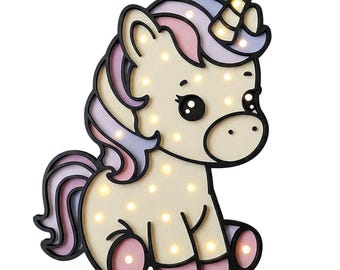 Könnte beinhalten: Ein weißes Einhorn mit einer rosa und violetten Mähne und einem Schwanz. Das Einhorn hat ein goldenes Horn und schwarze Augen. Das Einhorn sitzt mit gekreuzten Beinen. Das Einhorn ist aus Holz und hat eine Leuchtfunktion.