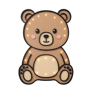 Könnte beinhalten: Ein braunes, hölzernes Bären-Nachtlicht mit schwarzem Umriss und rosa Wangen. Der Bär hat einen hellbraunen Bauch und sitzt mit seinen Pfoten vor sich. Der Bär hat kleine weiße Lichter um seinen Körper und sein Gesicht.