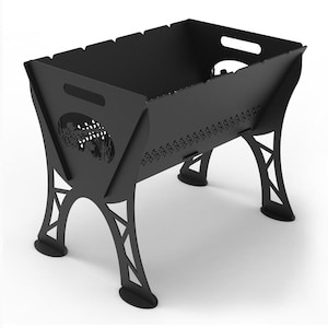 Puede incluir: Hoguera de metal negro con un diseño decorativo de corte. La hoguera tiene una forma rectangular y cuatro patas.