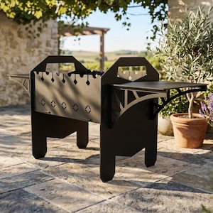Può includere: Un barbecue esterno in metallo nero con un tavolino laterale. Il barbecue ha una forma rettangolare con intagli a forma di diamante e una maniglia. Il tavolino laterale è sostenuto da una staffa curva. Il barbecue è su un patio in pietra.