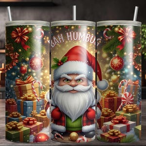 Könnte beinhalten: Ein weihnachtliches Trinkgefäß mit einer Illustration eines grimmigen Weihnachtsmanns und dem Text "BAH HUMBUG". Das Design umfasst Weihnachtsschmuck, Geschenke und Zuckerstangen. Das Trinkgefäß hat einen silbernen Strohhalm.