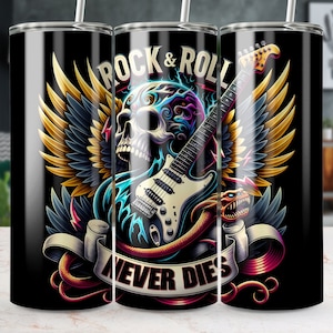 Puede incluir: Un vaso de acero inoxidable negro con un diseño gráfico colorido que presenta una calavera, una guitarra, alas y una serpiente. El texto "Rock & Roll Never Dies" está impreso en el vaso.