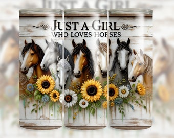 Könnte beinhalten: Ein weißer Becher mit Holzmaserung im Hintergrund, auf dem eine Gruppe von Pferden mit Sonnenblumen und Gänseblümchen abgebildet ist. Der Text "Just a girl who loves horses" ist auf den Becher gedruckt.