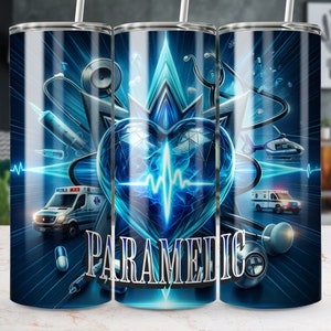 Puede incluir: Un vaso de acero inoxidable azul y plateado con un diseño gráfico de un corazón con una línea de latido del corazón, una ambulancia, herramientas médicas y la palabra "PARAMEDIC".