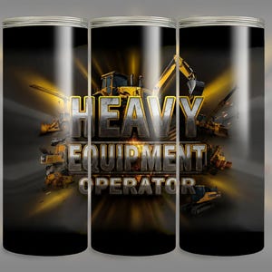 Könnte beinhalten: Ein schwarzer und gelber Becher mit einer Grafik von Baumaschinen und dem Text "Heavy Equipment Operator".