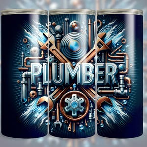 Peut inclure: Un gobelet bleu et argenté avec un motif graphique d'outils de plomberie et le mot "PLUMBER" dans une police de caractères stylisée. Le motif présente une variété d'outils, notamment des clés, des tuyaux et des engrenages, tous disposés en cercle.