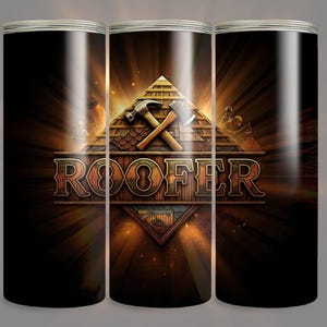 Könnte beinhalten: Drei Edelstahlbecher mit einem braunen und goldenen Design mit einem Dach, Hämmern und dem Wort "ROOFER".