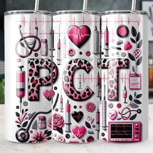 Könnte beinhalten: Drei weiße Edelstahlbecher mit rosa und schwarzen Designs. Die Becher zeigen ein Herz mit einer Herzschlaglinie, ein Stethoskop, Spritzen und die Buchstaben "PCT" in einem Leopardenmuster.