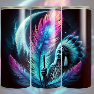 Pode incluir: Um conjunto de três copos de aço inoxidável com um design colorido que apresenta um chefe nativo americano, penas e uma lua crescente. O design é em tons de azul, rosa e roxo.
