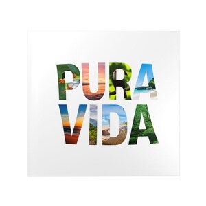 Puede incluir: Juego de tres tazas de cerámica color crema con esmalte moteado. Cada taza presenta un diseño floral pintado a mano en tonos azules, verdes y amarillos. Las tazas tienen una forma simple y redondeada, con asa.