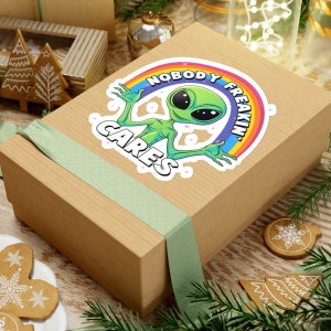 Funny cool alien stickers ( kiss-cut ) dark - Nobody Freakin Cares Alien Meme - Martian Alien Meme UFOs - etiqueta engomada