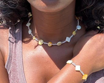 Collar de cuentas de vidrio y conchas teñidas a mano, gargantilla veraniega costera, joyería color crema amarillento