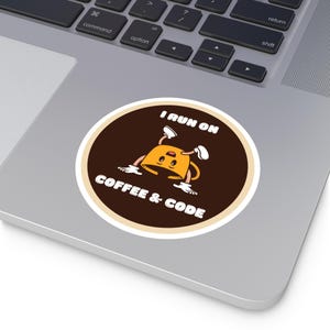 Puede incluir: Una pegatina redonda con fondo marrón y texto blanco que dice "I run on coffee & code". Una taza de café de dibujos animados con una cara está boca abajo con las piernas en el aire.