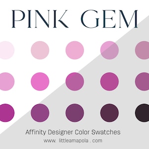 Op de afbeelding: Een kleurenpalet met roze tinten, variërend van licht tot donker, weergegeven in een raster van cirkels. De titel "PINK GEM" staat bovenaan de afbeelding. De tekst "Affinity Designer Color Swatches" en "www.littleamapola.com" staat onderaan de afbeelding.