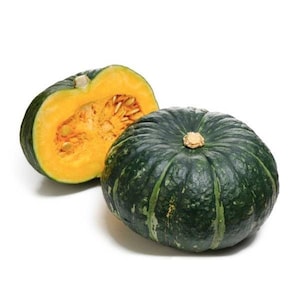 Puede incluir: Una calabaza verde y naranja cortada por la mitad, mostrando el interior de la calabaza. La calabaza está sobre un fondo blanco.