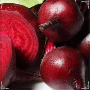 以下が含まれることがあります： 4つの赤いビーツのクローズアップ。そのうちの1つは半分にカットされており、鮮やかな赤い果肉が露出しています。