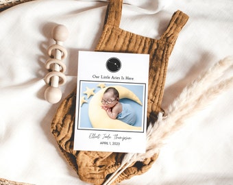 Plantilla de anuncio de nacimiento del zodíaco / Nace un pequeño Aries, Anuncio de nacimiento de astrología, Tarjeta de nacimiento de recién nacido con fotografía, Estadísticas de nacimiento, Bebé