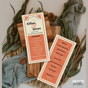 Może przedstawiać: Programy ceremonii ślubnej w pomarańczowo-kremowej kolorystyce. Programy zawierają szczegóły ślubu, w tym imiona Killian i James, datę oraz lokalizację Phoenix Botanical Garden. Programy zawierają również szczegóły ceremonii.