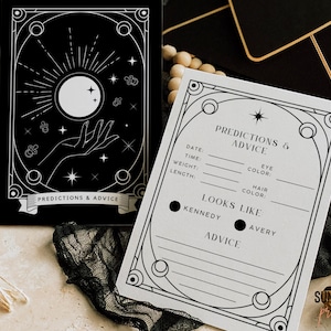 Könnte beinhalten: Zwei schwarz-weiße Tarotkarten. Eine zeigt eine Hand, die nach einer Sonne und Sternen greift, mit dem Text "Predictions & Advice". Die zweite Karte hat auszufüllende Felder für persönliche Details.