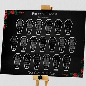 Puede incluir: Un plano de asientos de boda negro con texto blanco y asignaciones de mesa en forma de ata&uacute;d. La parte superior dice "Bride & Groom" y "October 31, 2022". Rosas rojas adornan las esquinas. La parte inferior dice "'Til Death Do Us Part."
