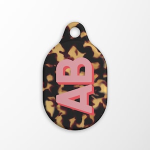AirTag-hoesje met monogram schildpad | Gepersonaliseerde grote initialen Hard plastic beschermende aangepaste Apple AirTag-hoes met karabijnhaak sleutelhanger | AT03