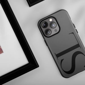 iPhone 14 Pro-hoesje met monogram | Subtiel zwart telefoonhoesje met initialen | Monogram iPhone 13 12 11 | Galaxy S23 S22 | Google Pixel 6 5 4 | PC19
