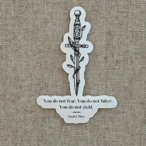 Adesivo minimalista inspirado em ACOTAR - Frase "Você não cede"