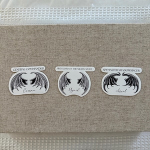 Minimalistyczna naklejka inspirowana ACOTAR – Bat Boys (Rhysand, Cassian, Azriel)