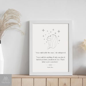 Peut inclure: Un dessin au trait noir et blanc d'une femme regardant des étoiles avec la citation "Tu pourrais faire trembler les étoiles", chuchota-t-elle. "Tu pourrais tout faire, si seulement tu osais. Et au fond de toi, tu le sais aussi. C'est ce qui te fait le plus peur." - Sarah J. Maas