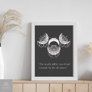 Peut inclure: Une impression d'art imprimable en noir et blanc avec un motif de triple lune et la citation "Le monde sera sauvé et refait par les rêveurs".