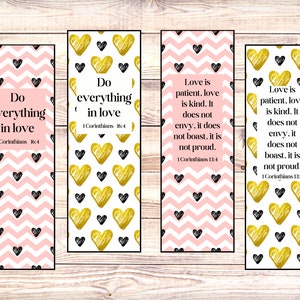 Könnte beinhalten: Vier Lesezeichen mit pink-weißem Chevron-Muster, schwarzen Herzen und goldenen Herzen. Jedes Lesezeichen enthält einen anderen Bibelvers über die Liebe. Die Verse lauten: "Tut alles in Liebe 1 Korinther 16:4", "Die Liebe ist geduldig, die Liebe ist gütig. Sie beneidet nicht, sie prahlt nicht, sie ist nicht stolz. 1 Korinther 13:4", "Tut alles in Liebe 1 Korinther 16:4", und "Die Liebe ist geduldig, die Liebe ist gütig. Sie beneidet nicht, sie prahlt nicht, sie ist nicht stolz. 1 Korinther 13:4".