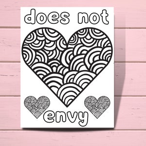 K&ouml;nnte beinhalten: Eine schwarz-wei&szlig;e druckbare Malvorlage mit einem gro&szlig;en Herzdesign und dem Text "does not envy". Das Herz ist mit einem Muster aus &uuml;berlappenden Kreisen gef&uuml;llt. Zwei kleinere Herzen mit dem gleichen Muster befinden sich unter dem gro&szlig;en Herz.
